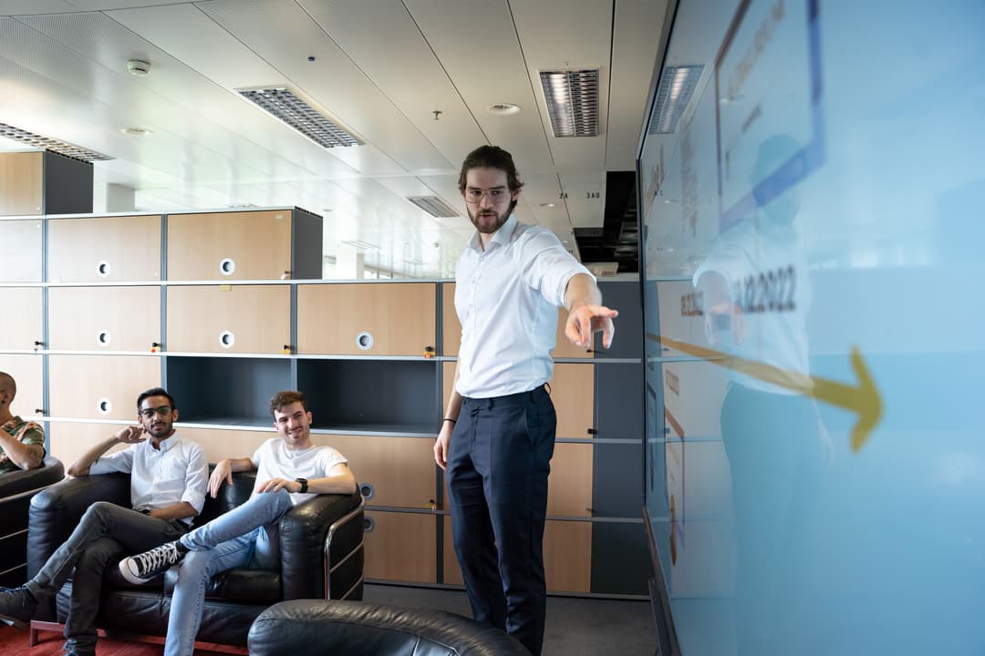 Fynn Wünsch pointing at Presentation Slides
